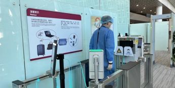 “智慧安检”再升级深圳机场首条无接触式工作人员自助安检通道启用
