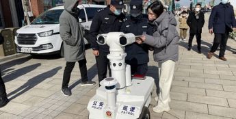 江苏盐城：我和“机器人警察”在花海执勤