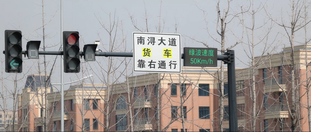 连红绿灯都会随“车”应变   南浔交警携手海康威视打造智慧交通