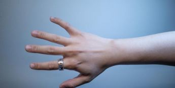 科学家研发智能戒指追踪三维手指运动及监测健康，成本低于175元