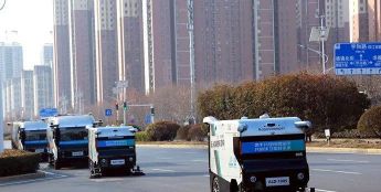 河南郑州：无人驾驶环卫车“上岗”