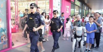 深圳：多型机器人助力“十五运会”安保