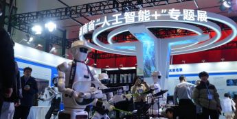 “人工智能+”展台亮相世界计算大会，机器人天团秀出现实版“未来已来”