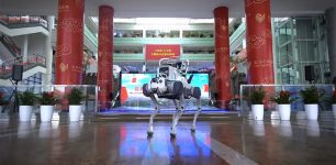 云深处机器狗“入驻”义乌国际商贸城，科技赋能开启智慧安防新篇章