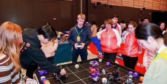 2025年中俄工业创新大赛青少年机器人与人工智能专项赛中小学组总决赛在青岛举办