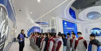 逸家学子探秘济南高新区人工智能教育示范中心
