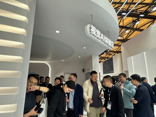 小豚当家携鲸瞳家族新品亮相华为AWE展台,解锁全场景人车家互联