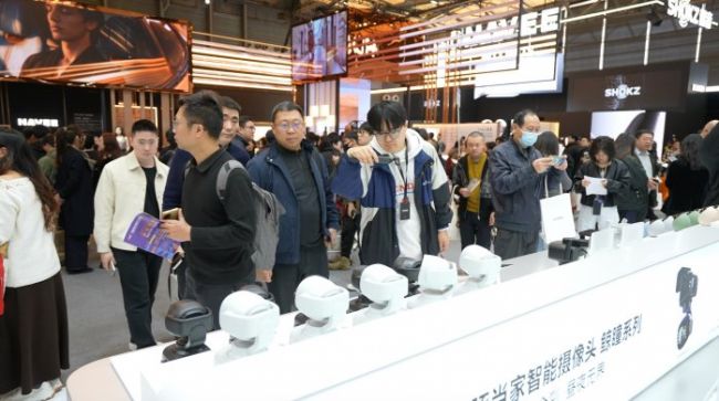 小豚当家携鲸瞳家族新品亮相华为AWE展台,解锁全场景人车家互联