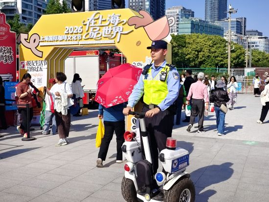 上海水警立体护航北外滩滨江大客流。上海市公安局边防和港航分局供图