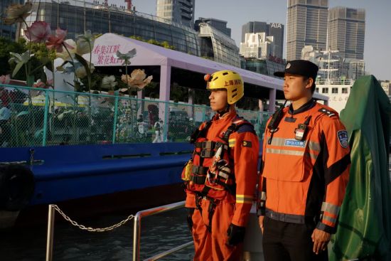 上海水警立体护航北外滩滨江大客流。上海市公安局边防和港航分局供图