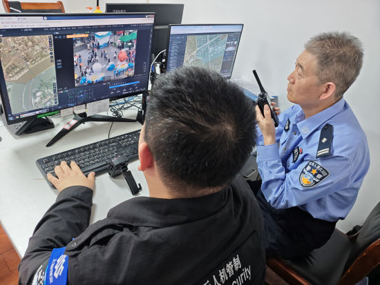 上海水警立体护航北外滩滨江大客流。上海市公安局边防和港航分局供图