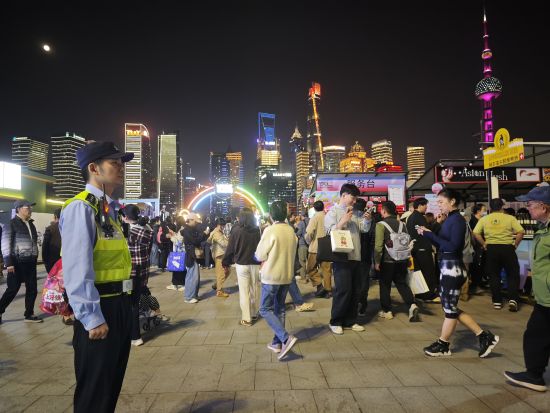 上海水警立体护航北外滩滨江大客流。上海市公安局边防和港航分局供图