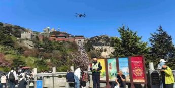 科技赋能安保 五一假期泰山景区公安无人机空中巡防守护游客平安
