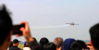 河北衡水：假日邂逅飞行 低空魅力引游人