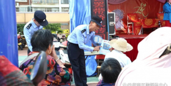 一台楚剧、一杯凉茶、一份传单 这波安防宣传很“对味”！