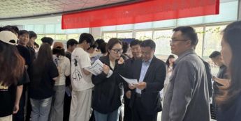 校领导深入电子与物联网学院双选会现场指导毕业生就业工作