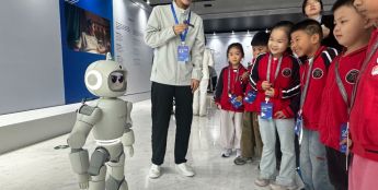 奇瑞墨宝家庭陪伴人形机器人开启全球预订