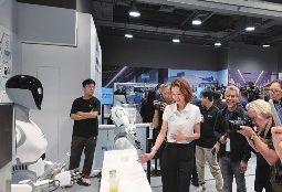 智平方携爱宝机器人入驻香港首个“具身智能国际应用训练场”